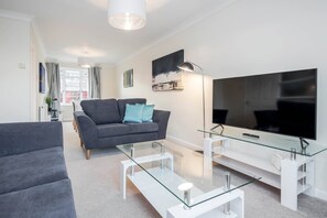Living area - Charming 3 Bed Hse Family and Long Stay (Maidenhead)