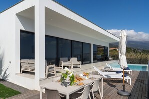 Outdoor dining - Modern villa with fantastic views|InfiniteAtlantic (Prazeres)