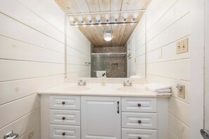 Shower, hair dryer, towels, shampoo - Ocean / Beachfront 71st/ 4BR/ Pool /Sleeps 11 (Ocean City)