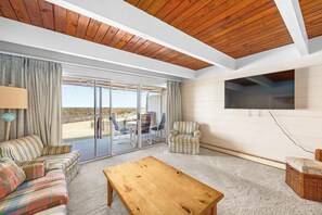 TV, offices - Ocean / Beachfront 71st/ 4BR/ Pool /Sleeps 11 (Ocean City)