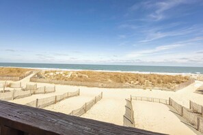 On the beach - Ocean / Beachfront 71st/ 4BR/ Pool /Sleeps 11 (Ocean City)