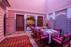 Outdoor dining - Charming 3-bedroom riad in delightful Marrakech (Marrakech)