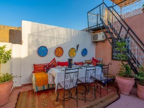 Outdoor dining - Charming 3-bedroom riad in delightful Marrakech (Marrakech)