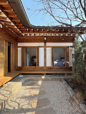 Terrace/patio - Korea Premium Hanok Villa with Jacuzzi in Bukchon near Gyeongbokgung·Gwanghwamun (Seoul)