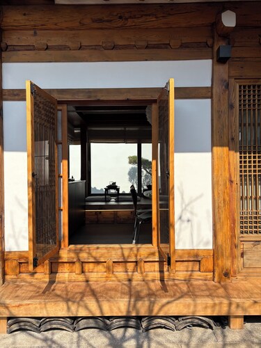 Korea Premium Hanok Villa with Jacuzzi in Bukchon near Gyeongbokgung·Gwanghwamun