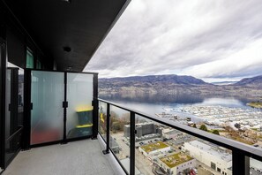 Property grounds - Modern 1-bedroom condo on Water St in downtown Kelowna, steps to the beach and park. Lake views, plus pool, sauna, steam room, gym, yoga studio, golf simulator & wine room. Walk to dining, shops & trails—perfect for a relaxing stay. (Kelowna)