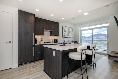 Modern 1-bed condo on Water St in downtown Kelowna, steps to the beach and park.