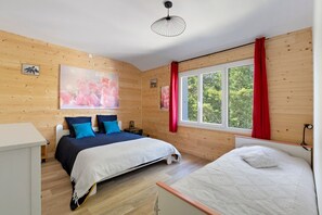 2 bedrooms, WiFi, bed sheets - Holiday Home 'Gîte De L'etrie' with Private Terrace, Private Garden and Wi-Fi (Mauges-sur-Loire)
