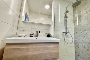 Shower, hair dryer - Antwerp Sanctuary near Old Town (Antwerpen)