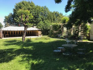 Outdoor dining - Chambres chez La Plume de Vallombreuse (Bransles)