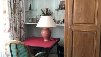 Classic Double Room, Garden View | Interior