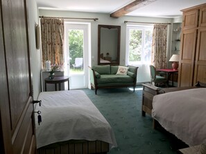 Classic Double Room, Garden View - Chambres chez La Plume de Vallombreuse (Bransles)