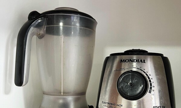 A kitchen with a blender and a coffee maker. - Jardim dos Corais - Miramar (João Pessoa)
