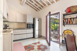 Fridge, microwave, oven, stovetop - VillaNova Tenuta Lonciano with Private Pool, Wi-Fi, and Air Conditioning (Sesto Fiorentino)