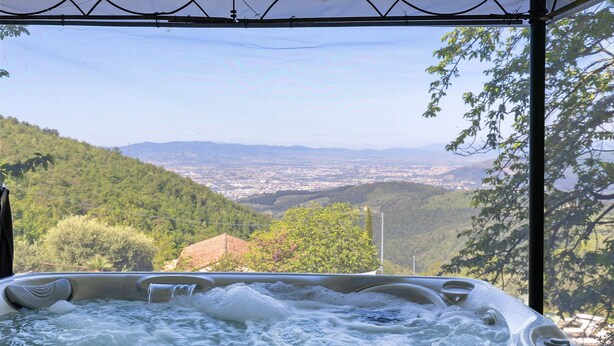 Una vasca idromassaggio con vista sulla valle e sulle montagne.