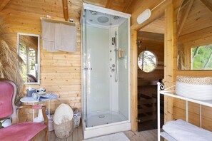 Shower, hair dryer, towels - Villa La Torre Tenuta Lonciano with Private Pool, AC and Sauna (Sesto Fiorentino)