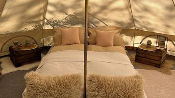 1 bedroom, bed sheets