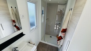 Shower, hair dryer - Mobile home in a magnificent estate with swimming pool in Saint-Raphaël. (Saint-Raphaël)