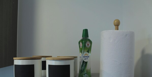 A toilet paper roll, a bottle of IANSA Care K, and three containers with lids. - Disegni 14 - Apartment 2 Bedrooms and 2 Bathrooms City View Copiapó (Copiapó)