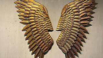 Un par de adornos dorados con forma de plumas.