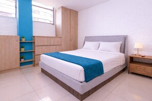 Een moderne slaapkamer met een bed, een houten kledingkast en een nachtkastje.