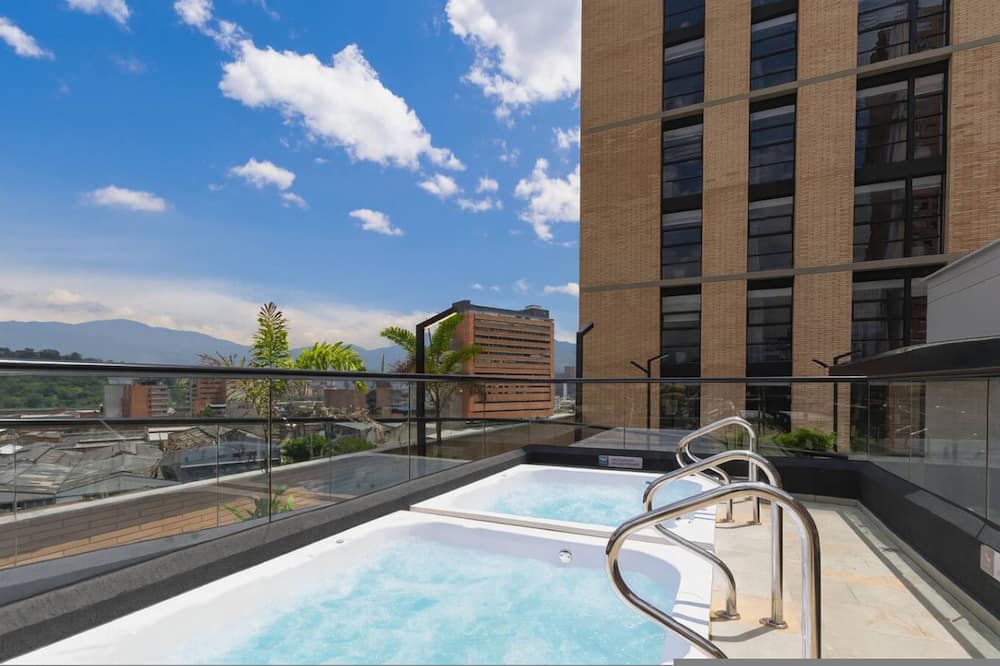 Metropolitan Living - 715b