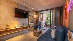 A modern living room with a sofa, a coffee table, a TV, and a balcony with a view. - Ayamonte - 105b in Medell n (Medellín)