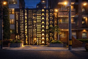 Entrada de un edificio con una reja decorativa, el número 41 y la inscripción 'CASA LAURENES'.