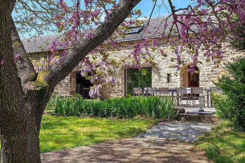 Grand Le Jeanneau Cottage with Spa, Peaceful Nature Retreat for 15 Guests