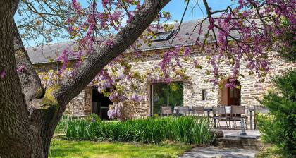 Grand Le Jeanneau Cottage with Spa, Peaceful Nature Retreat for 15 Guests