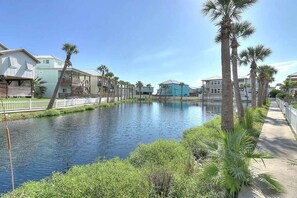 Property grounds - Lasting Respite – Coastal Getaway w/ Pond Views, Pool & Beach Access (Port Aransas)
