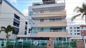 A multi-story building with a modern architectural design, featuring balconies, large windows, and a gated entrance. - Jardins do Atlântico - Miramar  (João Pessoa)
