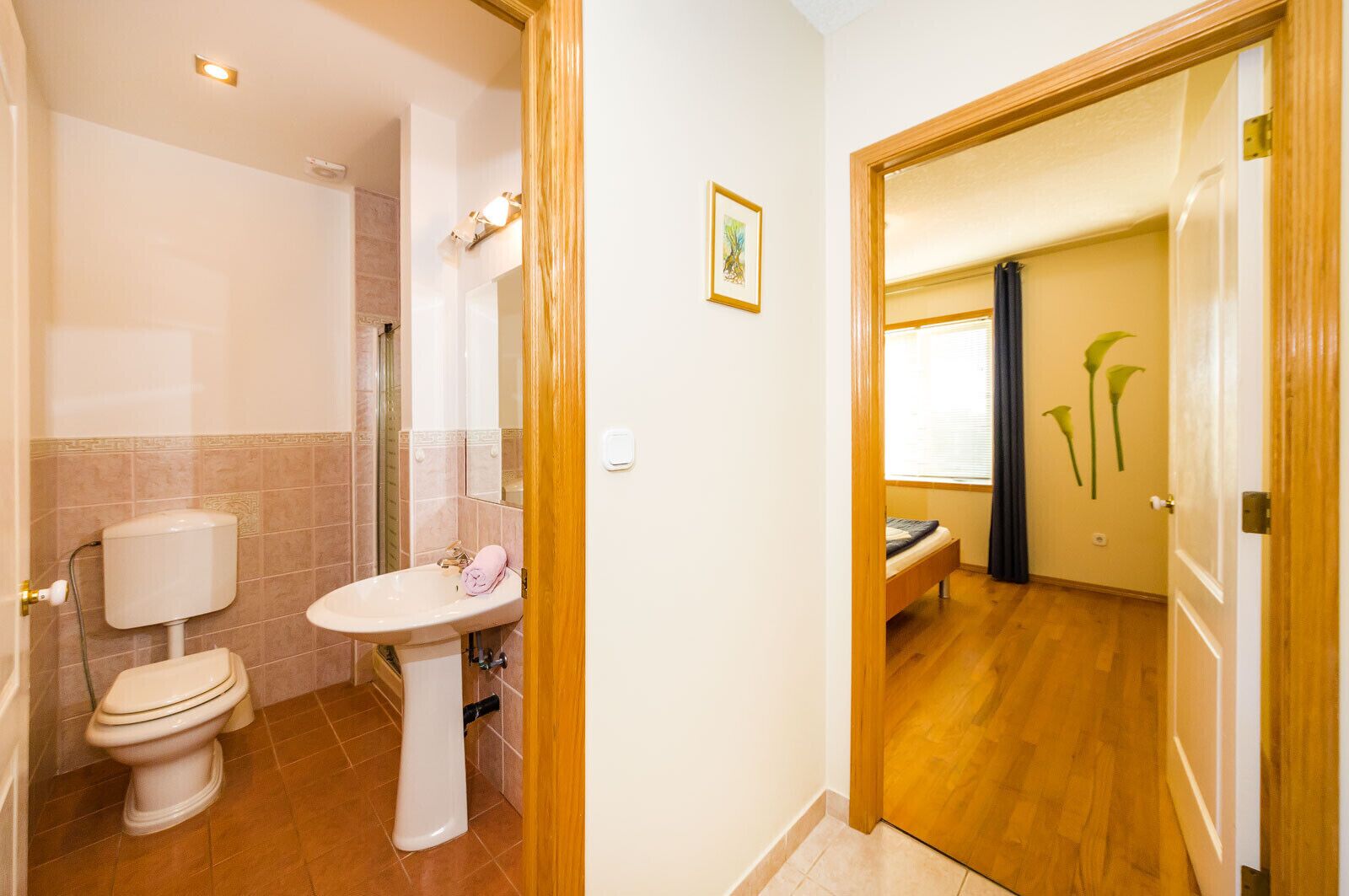 Ein Badezimmer mit Toilette, Waschbecken und Dusche.