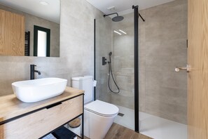 A modern bathroom with a white sink, toilet, and shower. - Room 'Pospazo I' with Air Conditioning (Cubilledo)