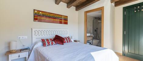 1 habitación, tabla de planchar con plancha, wifi y ropa de cama