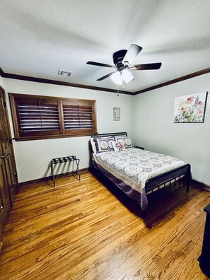 Iron/ironing board, travel cot, WiFi