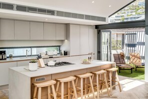 Fridge, microwave, oven, stovetop - 4 Bed Coastal Retreat W Pool Views Llandudno Sands (Cape Town)