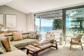 TV, offices - 4 Bed Coastal Retreat W Pool Views Llandudno Sands (Cape Town)
