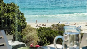 Ein Esstisch mit Blick auf Strand und Meer.