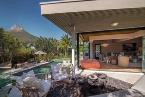 Terrace/patio - Luxury Camps Bay 5 Star w Gym Pool Kinvara Villa (Cape Town)