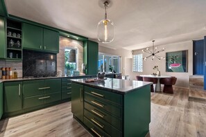 Fridge, microwave, oven, stovetop - Luxury Camps Bay 5 Star w Gym Pool Kinvara Villa (Cape Town)