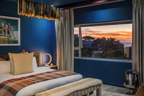 5 bedrooms, desk, iron/ironing board, WiFi - Luxury Camps Bay 5 Star w Gym Pool Kinvara Villa (Cape Town)