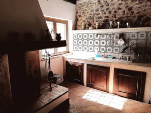 Fridge, microwave, oven, dishwasher - Holiday Home 'La Casa Del Susino Historic' with Wi-Fi (Fiano Romano)