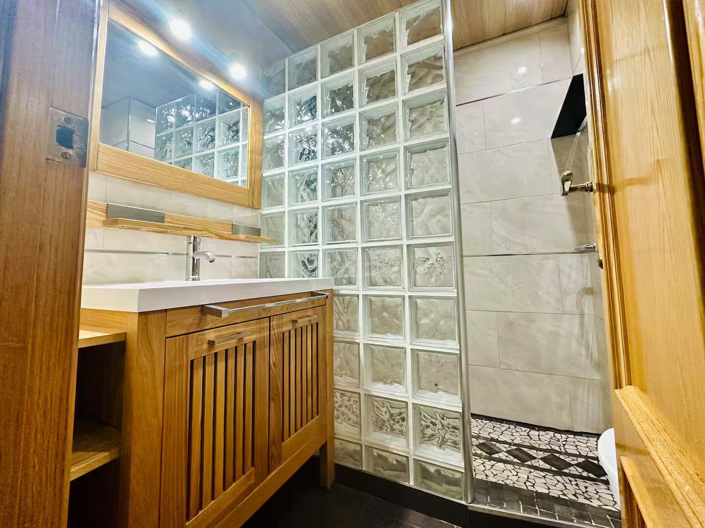 Haartrockner, Bidet, Handtücher, Seife