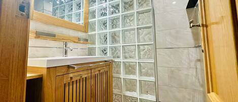 Haartrockner, Bidet, Handtücher, Seife