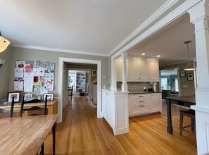 Dining - Sunny 4-bedroom house with AC in charming Burlington (Burlington)