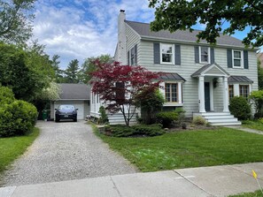 Exterior - Sunny 4-bedroom house with AC in charming Burlington (Burlington)