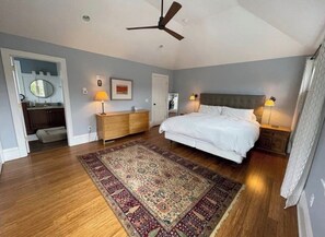 Room - Sunny 4-bedroom house with AC in charming Burlington (Burlington)