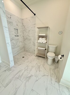 Shower, hair dryer, towels, soap - Free nights! New construction! AMAZING Location (Oxford)
