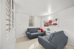TV - Cozy 3B House Charming  and Comfortable (Manatí)